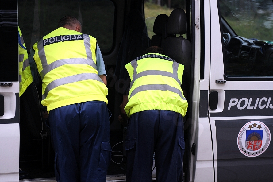 Police officers suspected of covering up car crash cause / Article