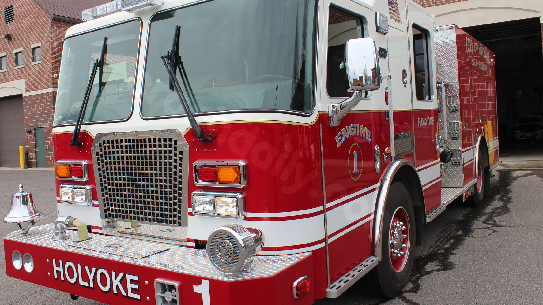 Drivers advised to avoid Apremont Highway, Route 202 intersection in Holyoke due to crash