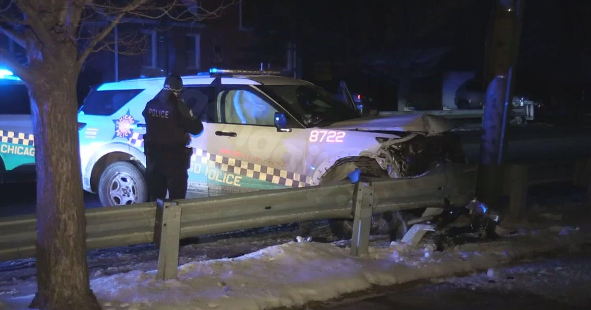 2 Chicago cops hurt after squad car crashes into barrier in Jefferson Park
