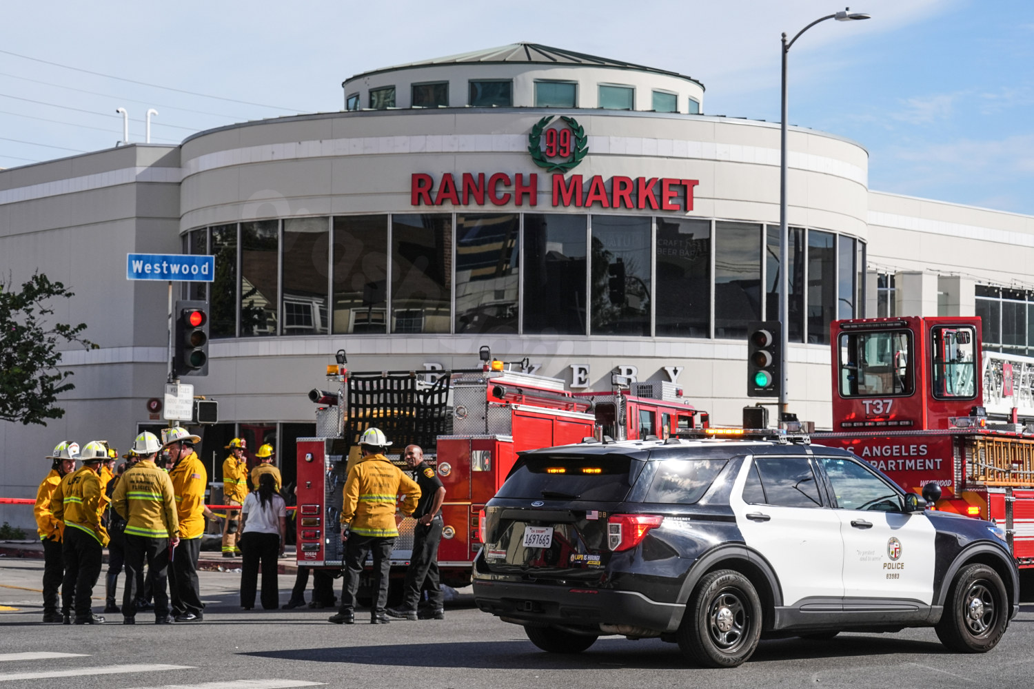 3 people killed, multiple injured as car slams into Los Angeles grocery store