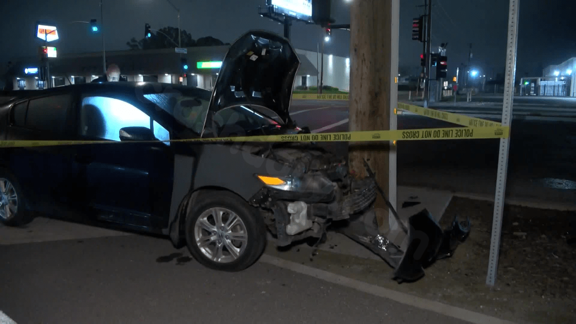 Car crashes into pole in Fresno