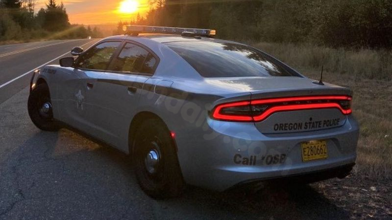 1 dead, 1 hospitalized after 2-car crash on Oregon highway