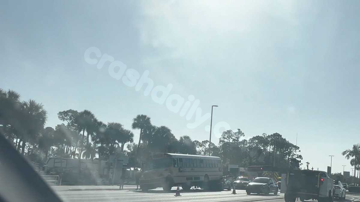 Lee County school bus involved in crash on US-41 Wednesday morning