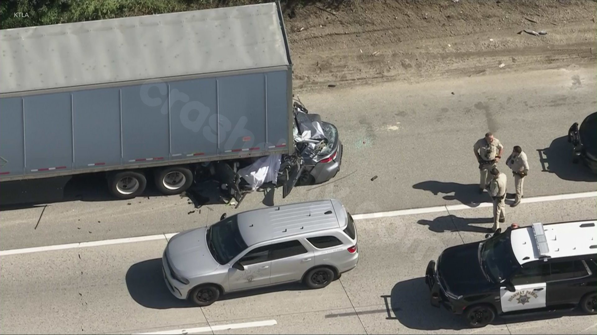 1 dead after car crashes into big rig on 14 Freeway in Los Angeles County