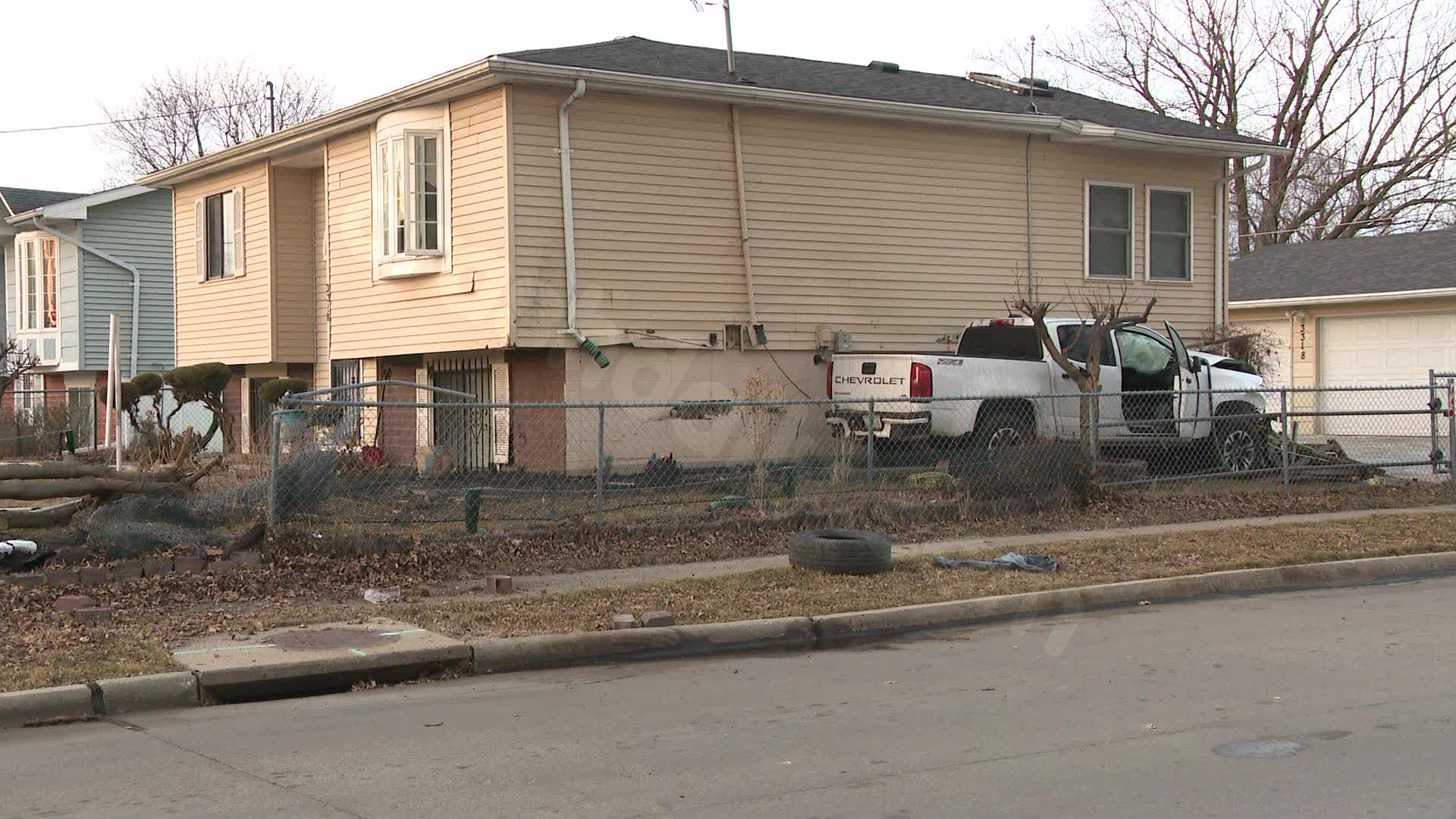 Driver involved in Des Moines crash that snapped a power pole dies