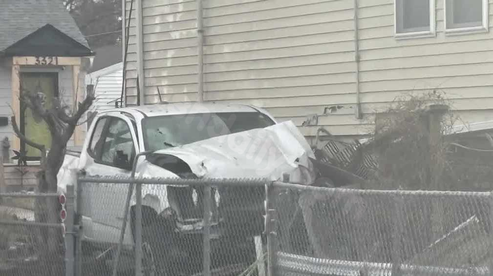 Update: Driver dies after single-vehicle crash in Des Moines
