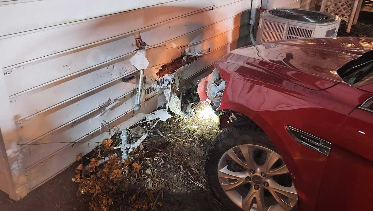 Car crashes into home, causes gas leak in Ephrata