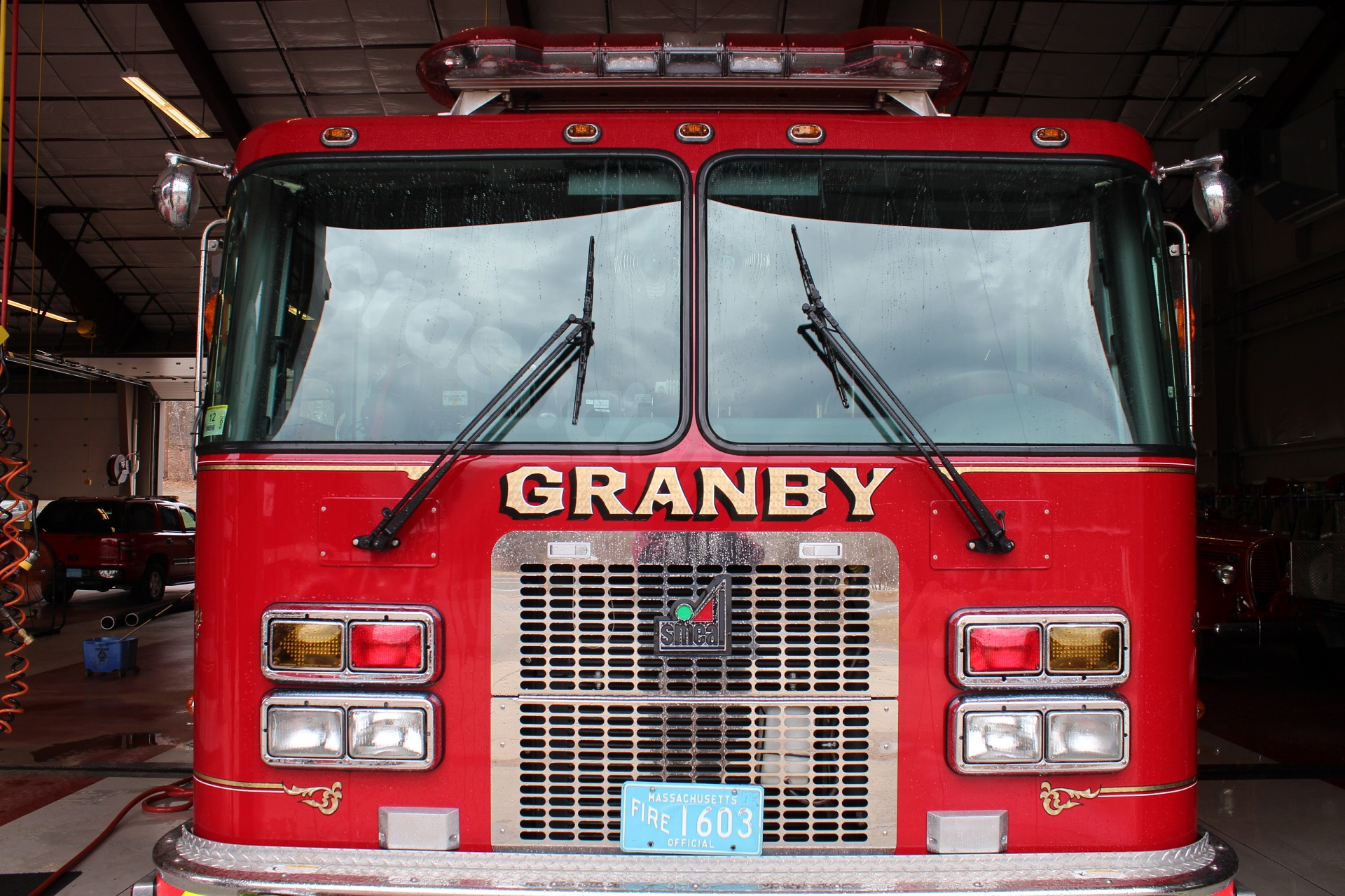 Car accident causes power disruption in Granby