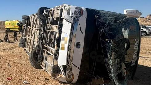 28 injured in two Negev crashes within an hour; bus overturns near Mitzpe Ramon