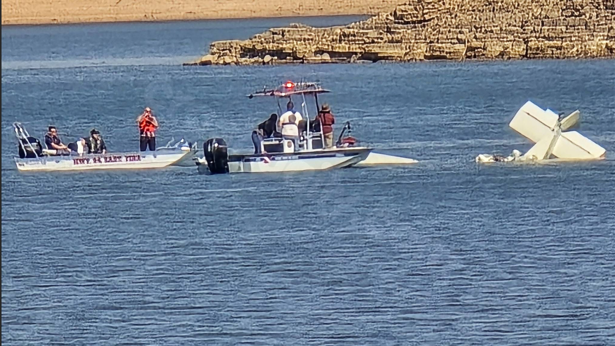 Plane crashes into Beaver Lake