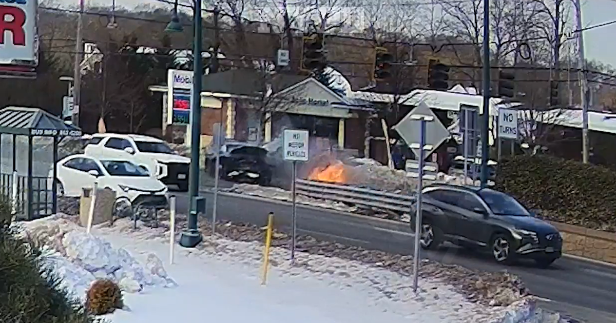 See the video: Off-duty NYPD officer rescues man trapped in burning car after crash