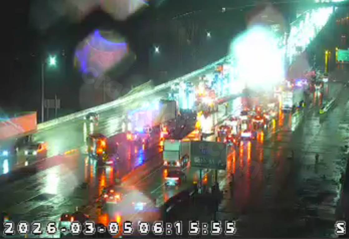 Crash closes part of I-465 on northeast side