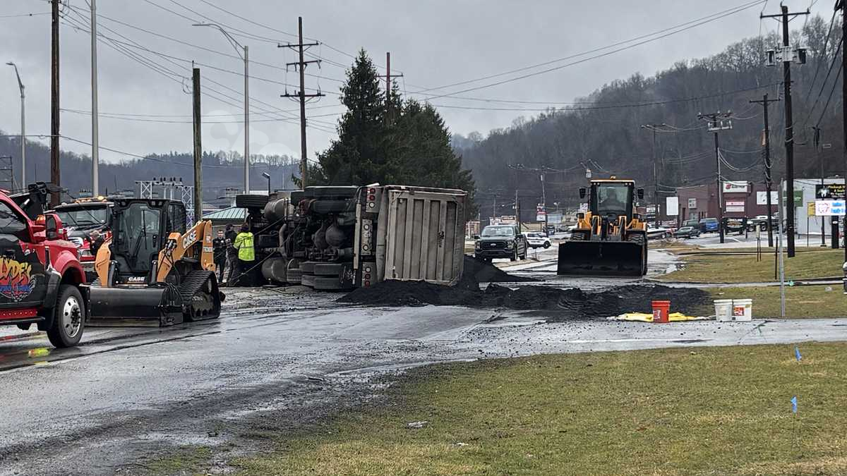Truck crash closes Route 286 in both directions in Plum