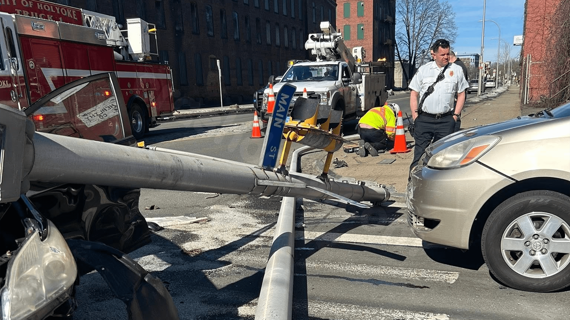 Holyoke crash knocks down traffic light, resulting in injuries