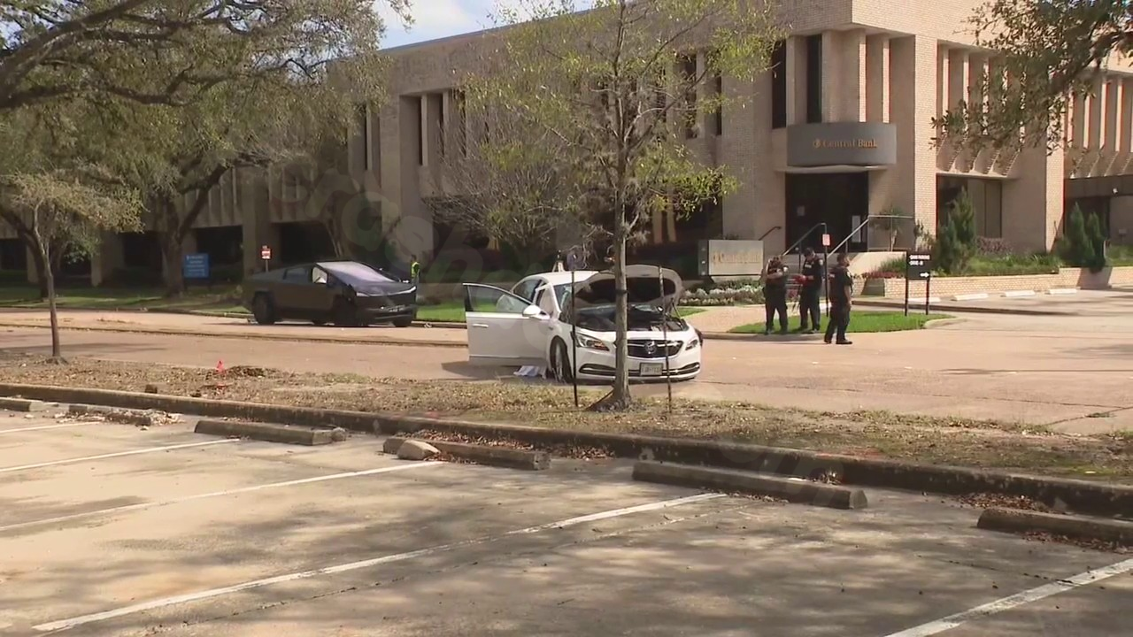 2 women killed, 2 injured in Houston crash between Cybertruck, car