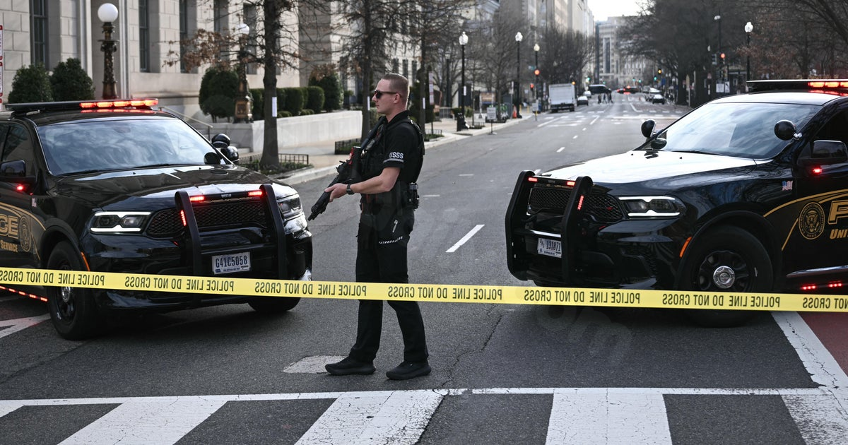 Vehicle crashes into barricade near White House, Secret Service investigating