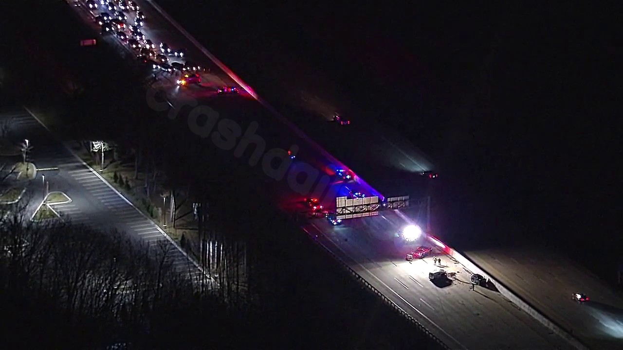 Crash closes WB I-696 at Orchard Lake