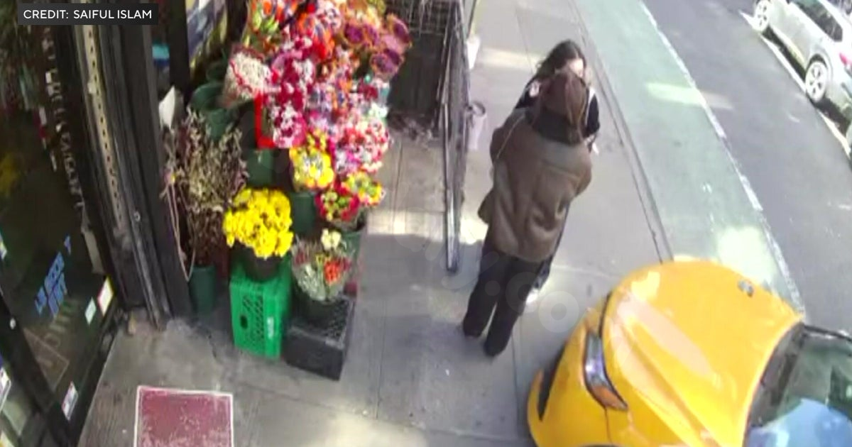 Taxi driver strikes 2 pedestrians, crashes into building on Lower East Side