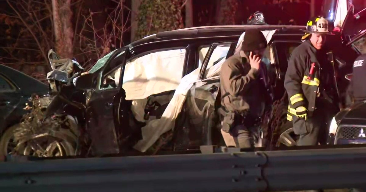 2 dead in Southern State Parkway crash, eastbound lanes closed, N.Y. State Police say