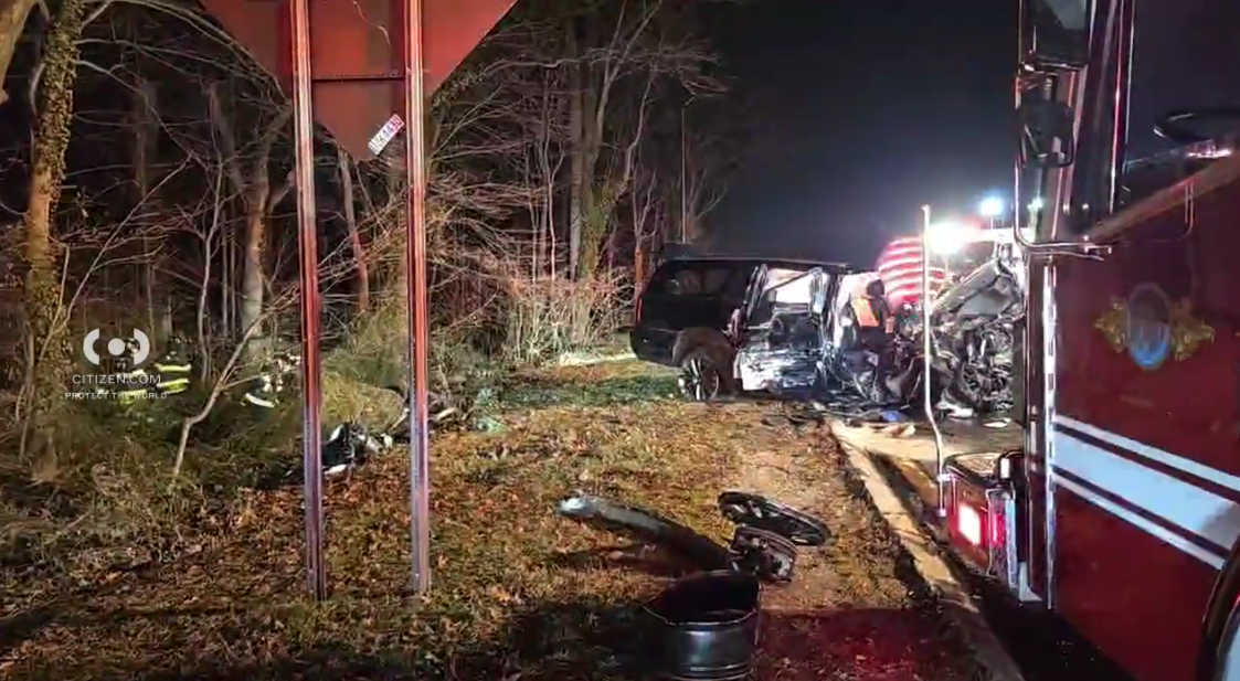 2 killed, 10 injured in wrong-way crash on Southern State Parkway