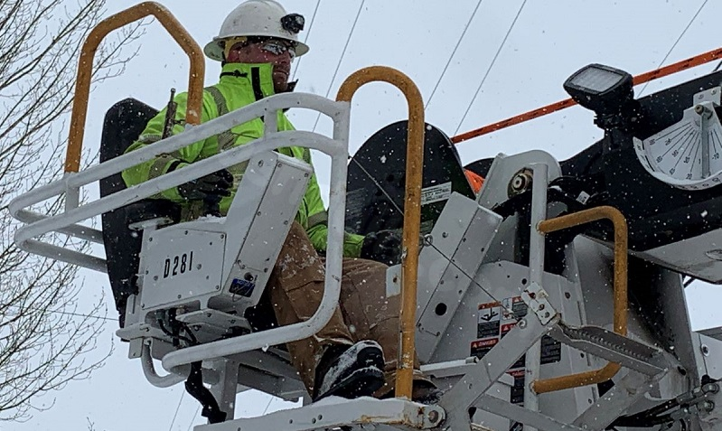 Hundreds without power after car crash near Mt. Tabor, driver missing