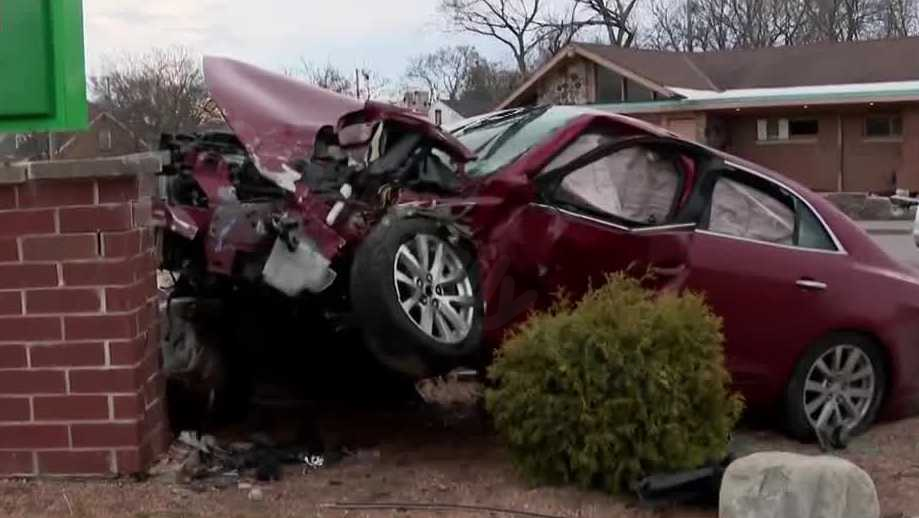 2 cars slam into gas station on Milwaukee's north side