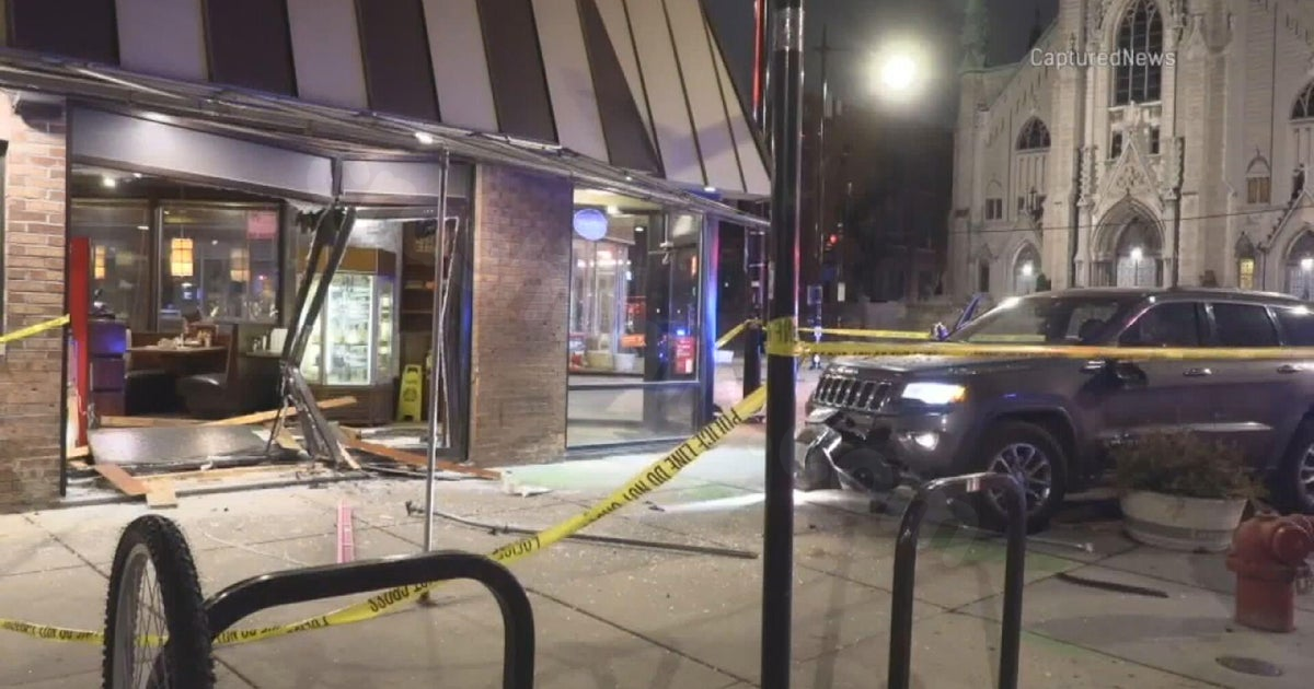 Crash-and-grab burglars smash into Chicago's Golden Apple restaurant while it's open