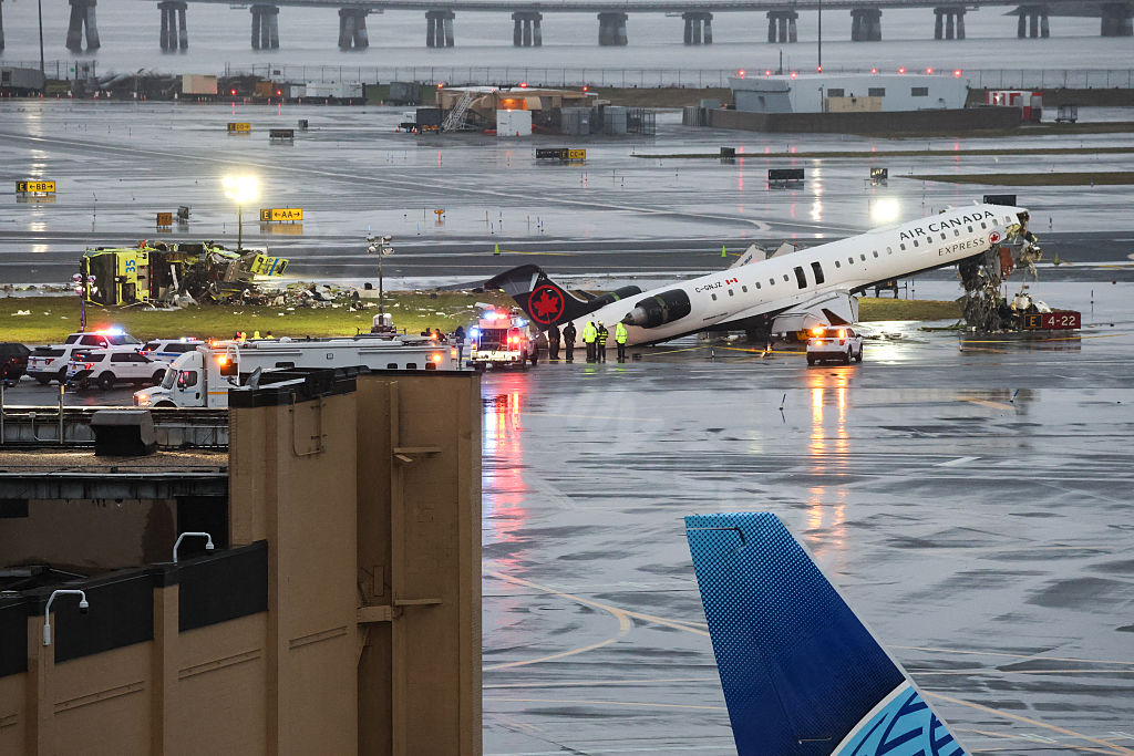 Surveillance video of LaGuardia Airport collision
