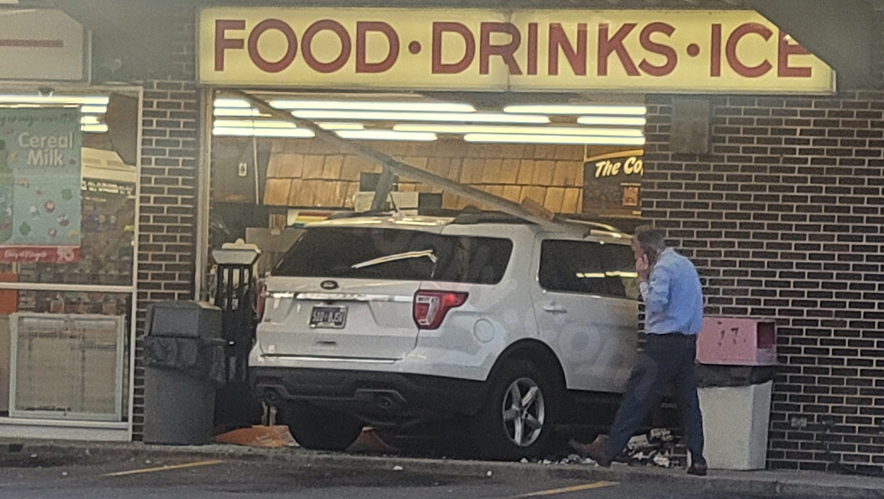 Car crashes into Weigel’s in Powell