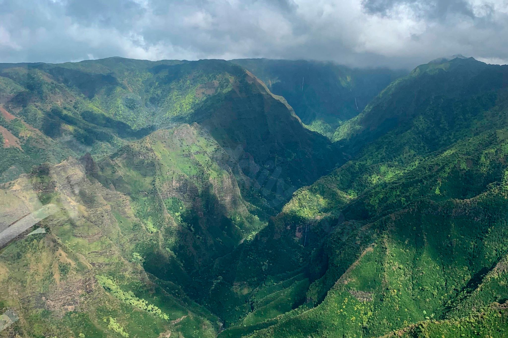 5 injured in helicopter crash on the Hawaiian island of Kauai