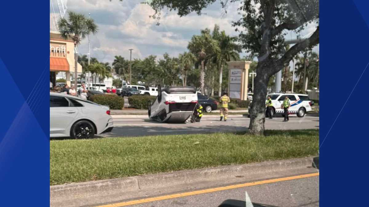 At least 2 injured after car rolls over in crash along US-41 in Lee County