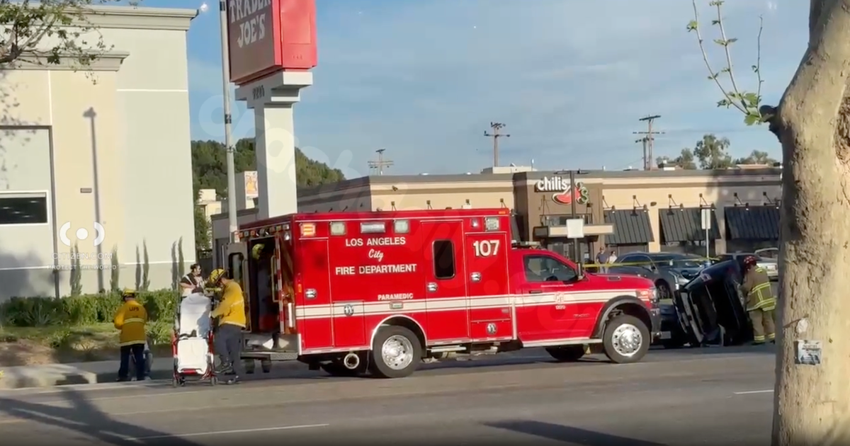 8 injured, including children, after multi-car crash at Northridge intersection