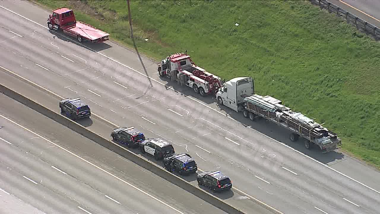Fort Worth crash involving 18-wheeler shuts down eastbound I-30