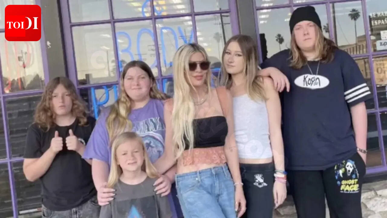 Tori Spelling and her 4 children get into a car crash; family taken to the hospital