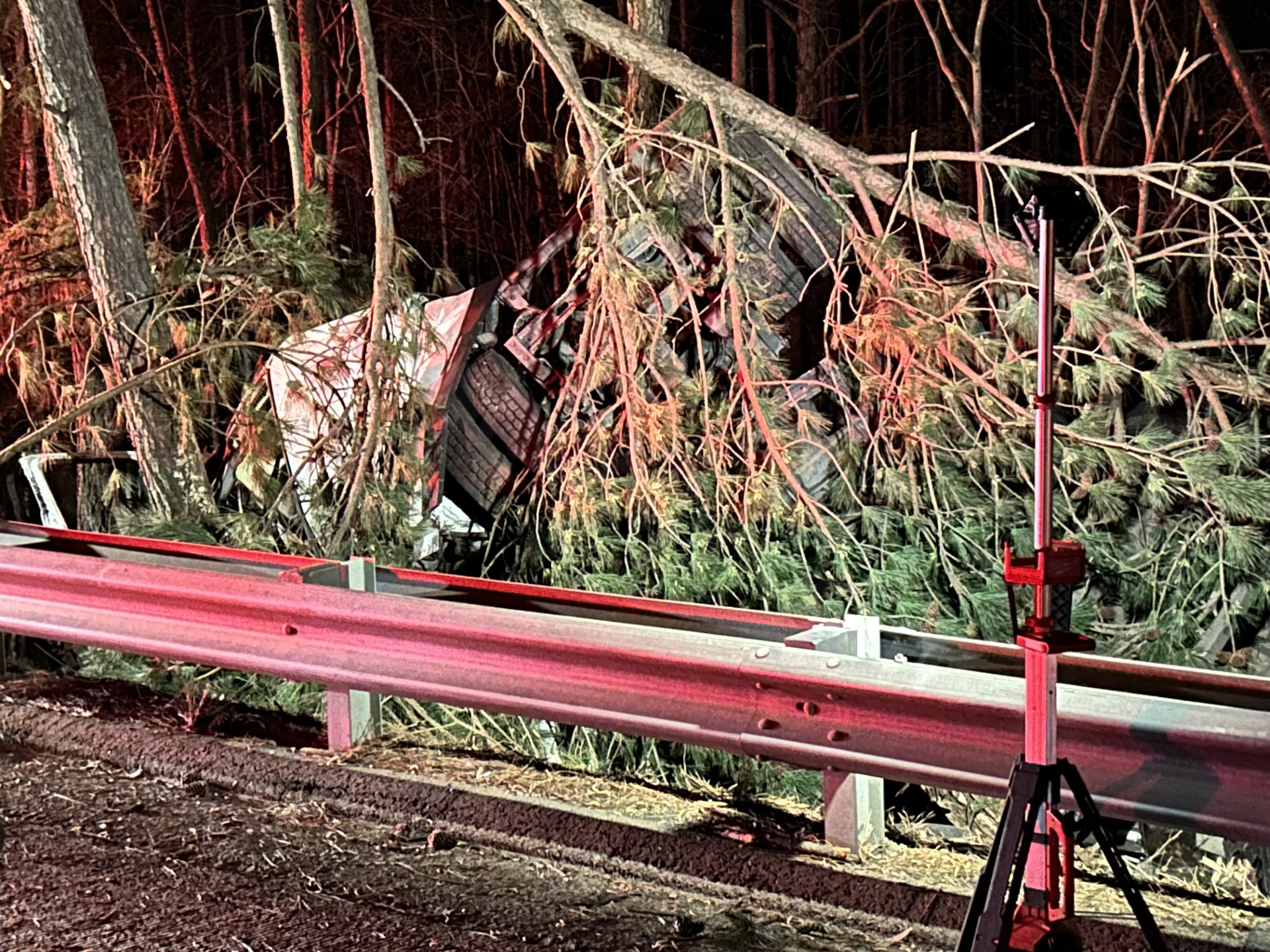 Tractor-trailer driver dies after single-vehicle crash on I-295 in Henrico