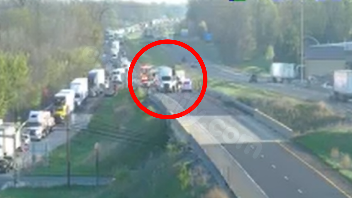 Delays increasing after crash shuts down stretch of I-81