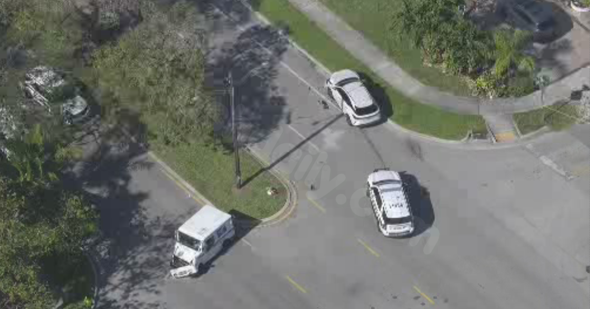 2 men injured after a Fort Lauderdale crash involving a USPS truck, officials say