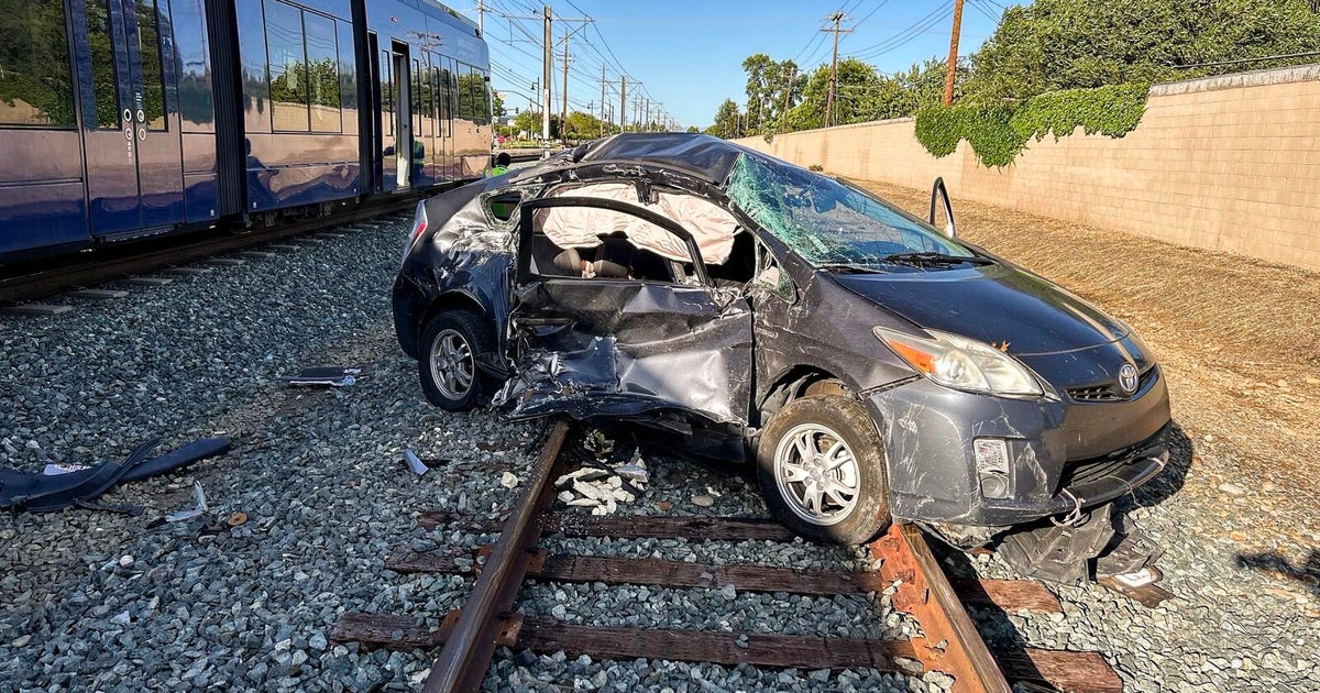 3 hurt in collision with light rail train in Rancho Cordova, officials say