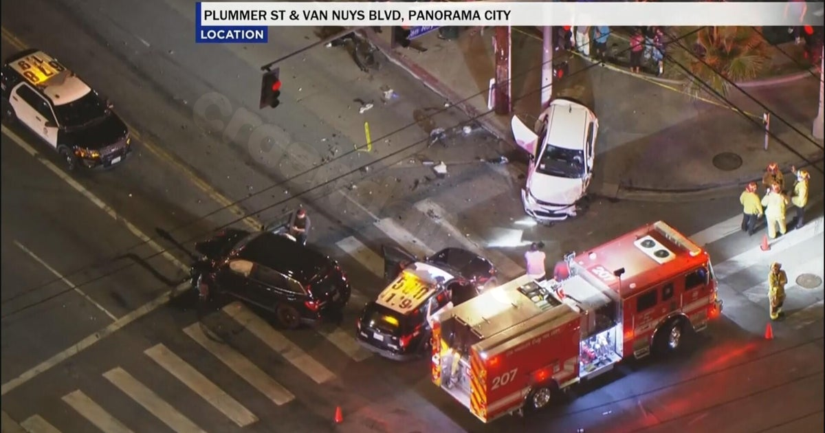 3 people seriously injured in car crash at Panorama City intersection