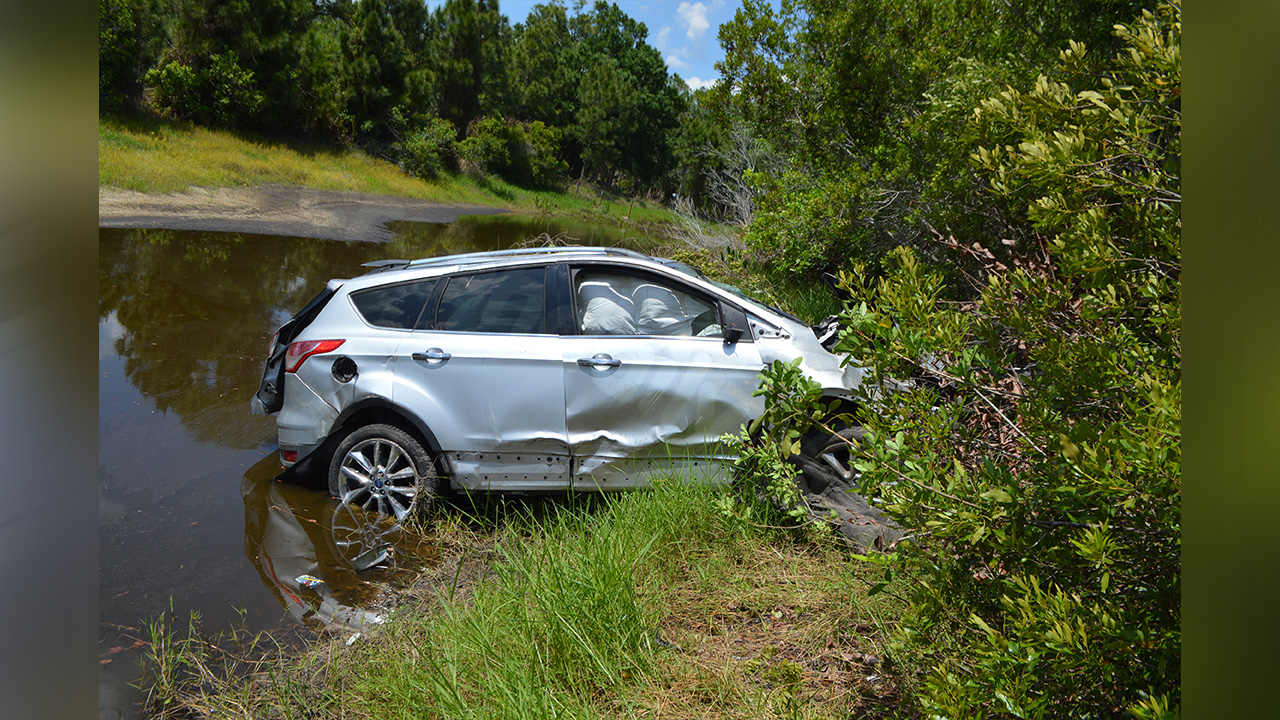 Car crashes into canal after driver loses control in Highlands County: FHP