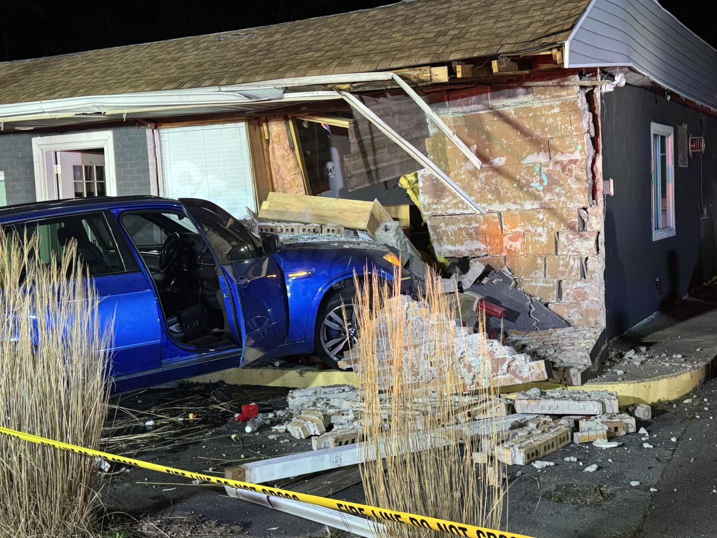 Car crashes into building in Wynantskill