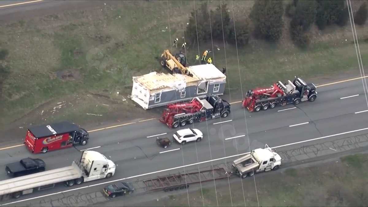 Modular home rolls off trailer on I-495 into median