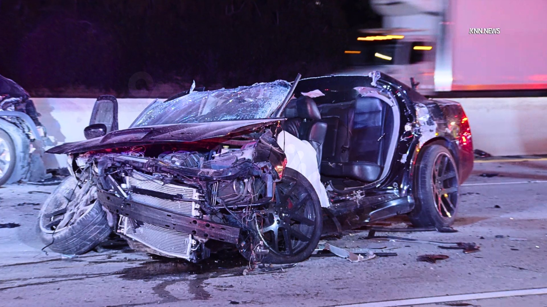 Deadly crash closes northbound 101 Freeway in Woodland Hills
