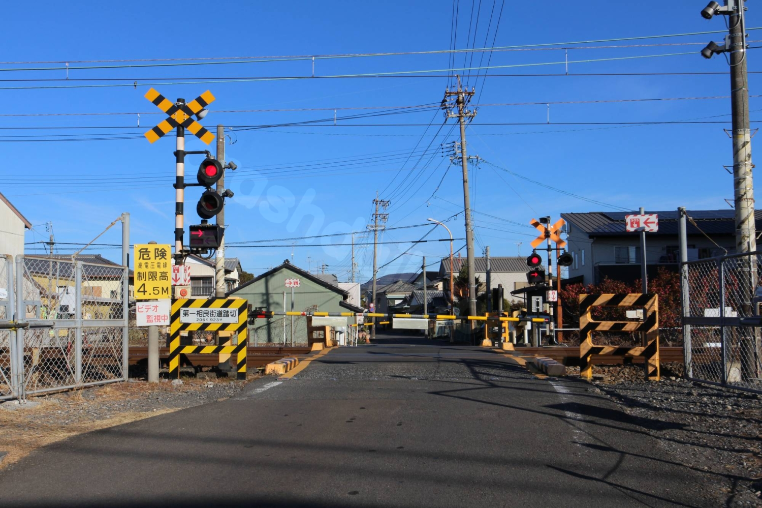 Multilingual alerts, pictograms proposed for railroad crossings after tourist accident