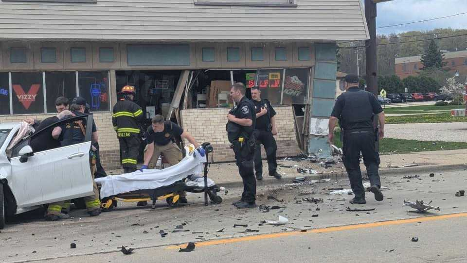 Liquor store damaged in South Milwaukee 3-vehicle crash