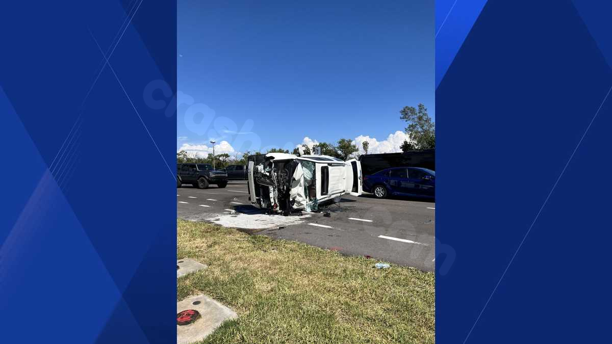 Rollover crash shuts down McGregor Blvd at Port Comfort Rd in Lee County