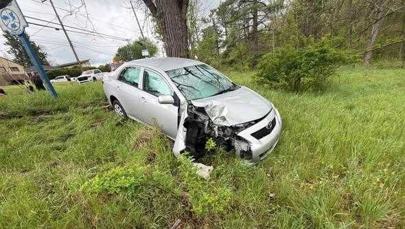 Single-vehicle crash temporarily closes road in Allegheny County