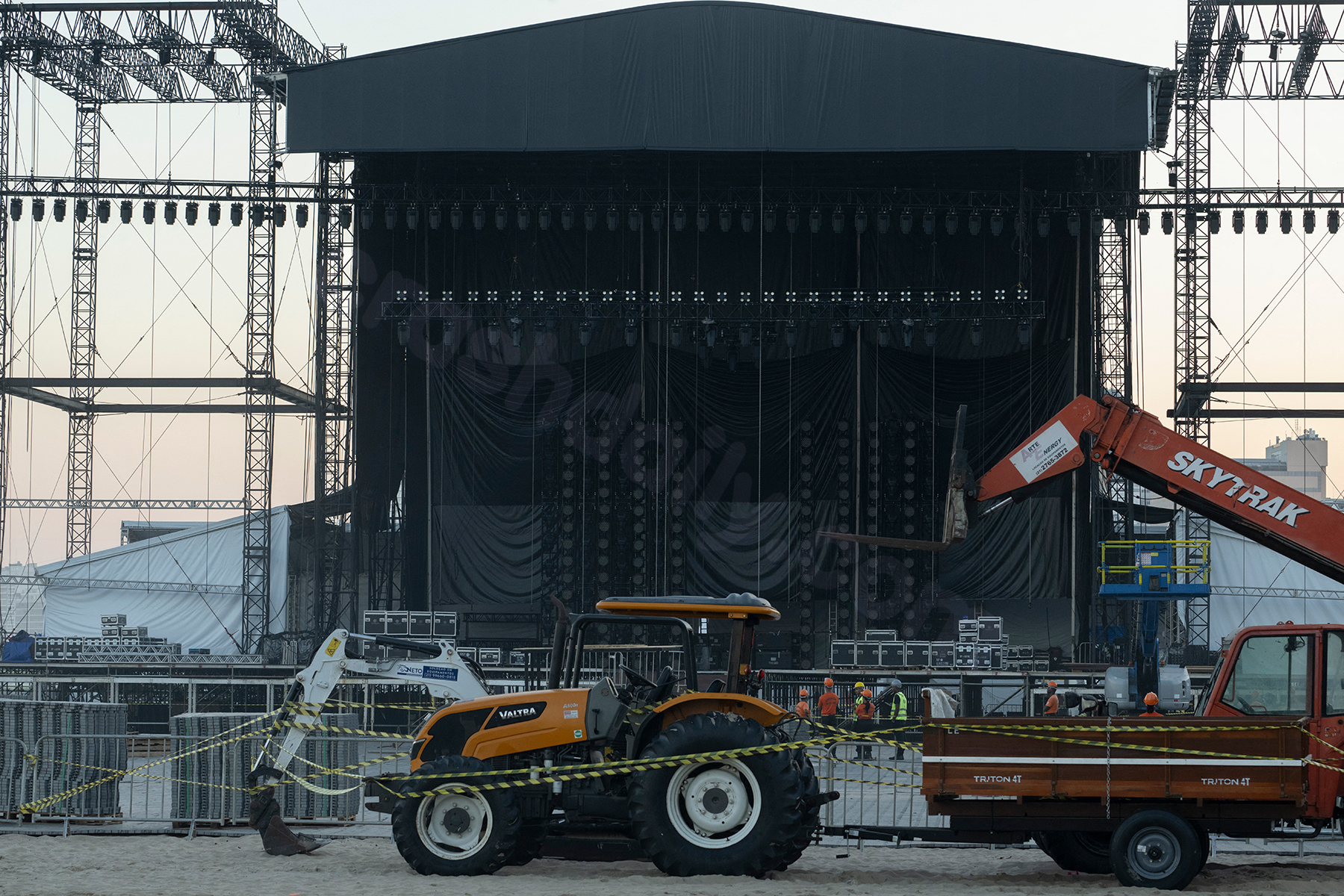 Crew Member Dies While Building Stage for Shakira Concert in Brazil