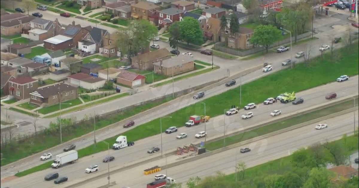 Crash shuts down inbound I-57 on Chicago's South Side