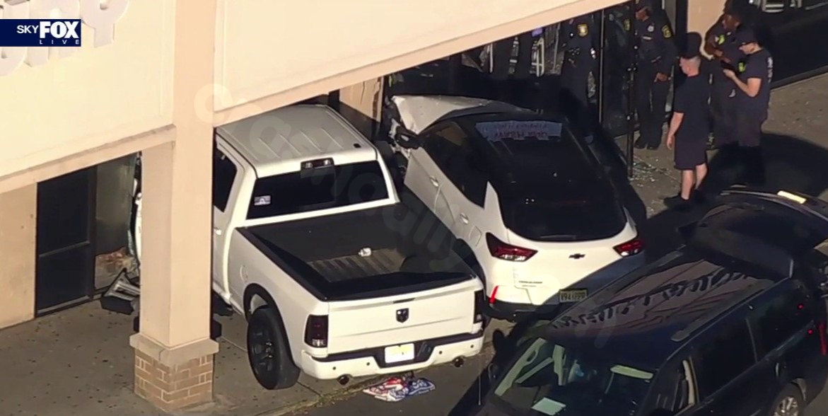 Woman killed in 2-car crash outside laundromat in Newark